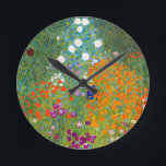 Blumengarten von Gustav Klimt Vintag Runde Wanduhr<br><div class="desc">Bauerngarten / Blumengarten / Vintager Hütte-Garten,  1905 von dem österreichischen Symbolik- und Jugendstilkünstler Gustav Klimt (1862-1918) gemalt</div>