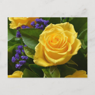 Blumengelbe Rosen und violette Blumen Hallo Liebe Postkarte