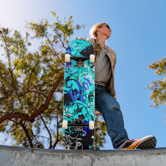 Blumengrunge mit der Markenbezeichnung Black and B Skateboard (Außenbereich 1)