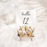 Blumenhochzeit Tischnummer<br><div class="desc">Dieses Stück ist eine atemberaubende Feier der heiklen Schönheit der Natur, entworfen, um ein Gefühl von Romantik und Nostalgie zu wecken. Im Mittelpunkt des Stückes steht eine Sammlung gepresster Blume, die kunstvoll angeordnet sind, als wären sie liebevoll von einer Wiese versammelt worden. Jede Blüte wird in ihrer Blüte eingefangen, mit...</div>
