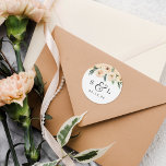 Blumenhochzeiten und Paare Runder Aufkleber<br><div class="desc">Ein klassisches Design mit Ihren Initialen getrennt durch einen Ampersand mit schönen Schnörkeln. Ihr Hochzeitstermin erscheint unten in kursiven Serifennummern. Oben auf diesen Aufklebern befindet sich ein handgemaltes Bouquet mit rosa Blume und üppiger Vegetation, das sich gegen eine Dusche aus Imitaten mit goldenem Glitzer richtet. Sehen Sie sich den Link...</div>