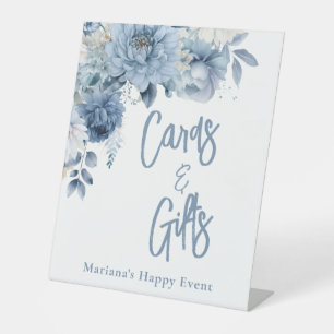 Blumenkarten und Geschenke aus Dusty Blue Sockelschild