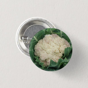 Blumenkohl-Kopf und Blätter im Garten Button