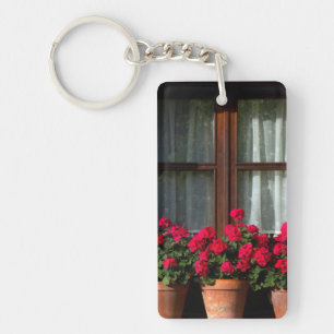 Blumenkübel am Fenster im Dorf Schlüsselanhänger