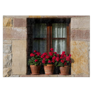 Blumenkübel am Fenster im Dorf Schneidebrett