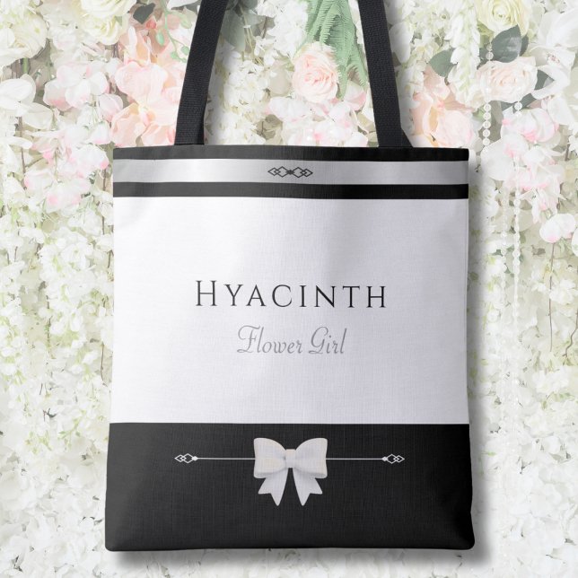 Blumenmädchen-Geschenk | Minimalistischer Luxus-To (Sweet personalized Flower Girl gift tote bag with luxury typography against a white floral wall)