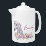 Blumenmahlpferd mit Namen<br><div class="desc">Schönes, handgemaltes weißes Pony mit Blumenkopfdekoration, umgeben von einem Blumenstrauß aus rosa und violetten Blumen. Bearbeiten Sie den Namen einfach. Blumenmahlpferd mit Name Teekanne.</div>