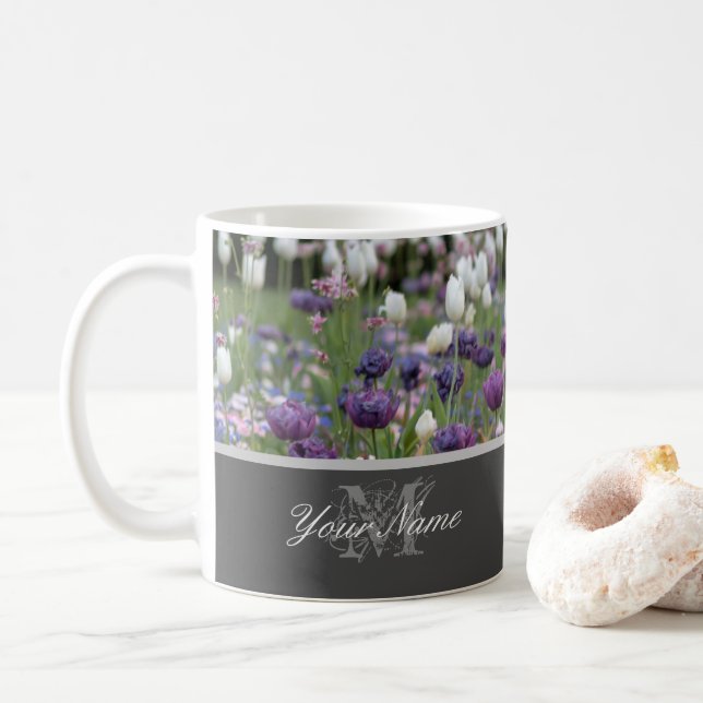 Blumenmonogramm mit blumengeschmückten Gefühlen! Kaffeetasse (Mit Donut)