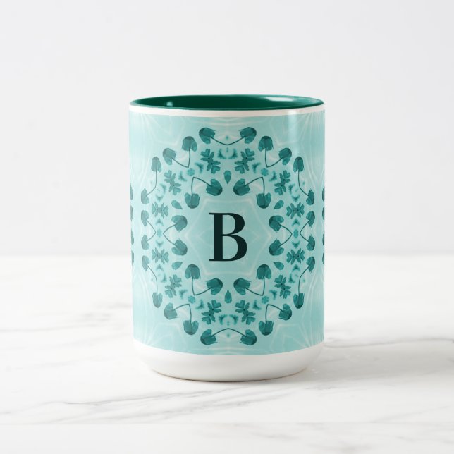 Blumenmuster, Aquamarin Blue Initial Zweifarbige Tasse (Mittel)