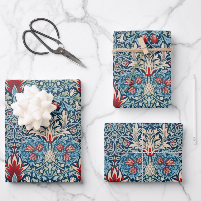 Blumenmuster auf grünen Blättern, blauer Hintergru Geschenkpapier Set (Vorderseite)