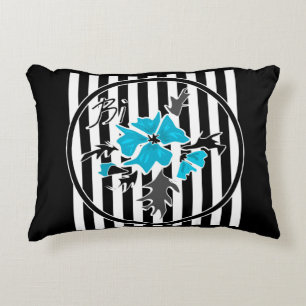 Blumenmuster auf schwarz gestreiftem Hintergrund Dekokissen