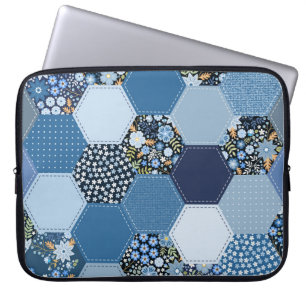 Blumenmuster, Denim Patchwork: blaues Muster. Laptopschutzhülle
