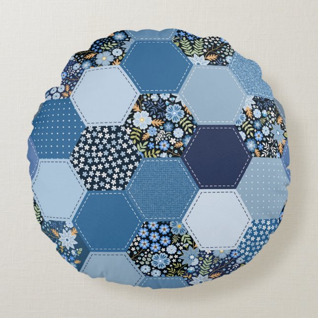 Blumenmuster, Denim Patchwork: blaues Muster. Rundes Kissen (Vorderseite)