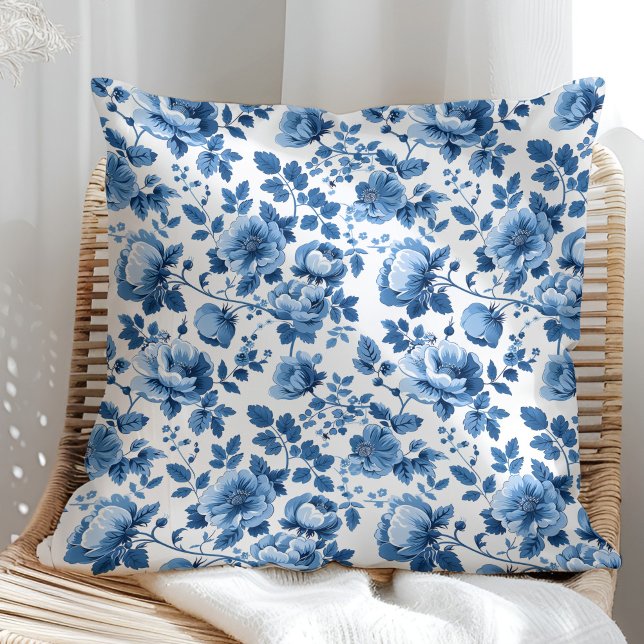 Blumenmuster der Navy und White Hütte Kissen (Navy Blue and White Cottage Floral Pattern Throw Pillow in a sunny rattan armchair.)