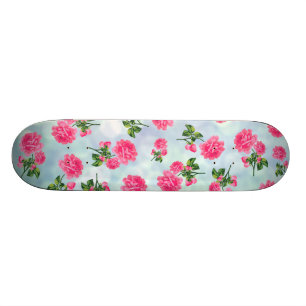 Blumenmuster: rosa Blumen auf blauem bokeh Skateboard