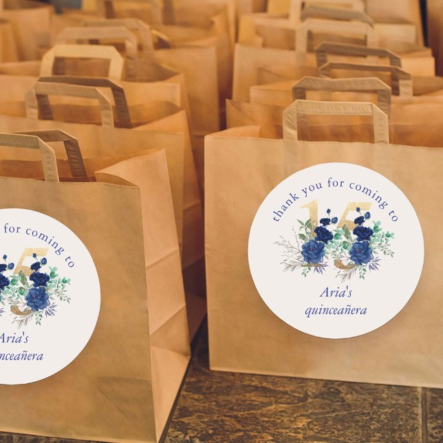 Blumennummer 15 Ivory Royal Blue Gold Quinceanera Runder Aufkleber (Quinceanera favor stickers  with royal blue and ivory roses from my Royal Rose collection)