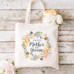 Blumenreath Mit Monogramm Mutter des Bräutigams Tragetasche<br><div class="desc">Maßgeschneiderte Hochzeitstaschen aus Brautparty, die mit der Mutter des Bräutigams oder anderen Texten personalisiert sind. Dieses elegante feminine Design hat einen Blumenkranz in Aquarelltönen mit staubigen Blüten in blau-grau und pachelgelb. Verwenden Sie die Designtools, um jedes Monogramm individuell zu gestalten, eine beliebige Hintergrundfarbe zu wählen, Schriftart und Farben zu bearbeiten...</div>