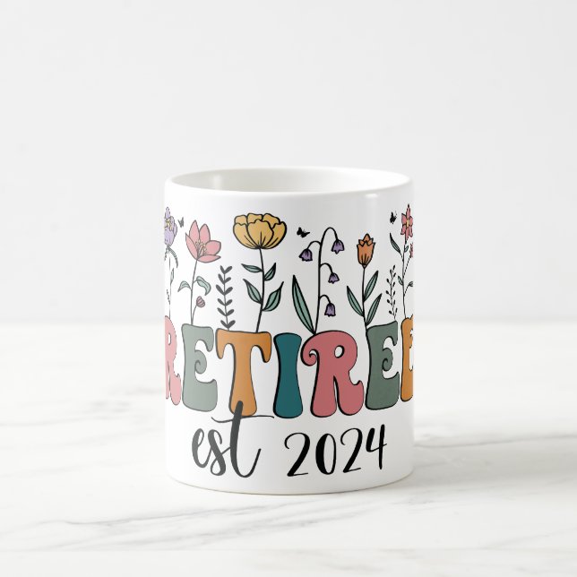 Blumenruhestand Est ermüdet. 2024 Wildblumen Kaffeetasse (Mittel)