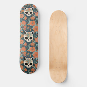 Blumenschädel mit orangefarbenen Blume auf dunkelg Skateboard