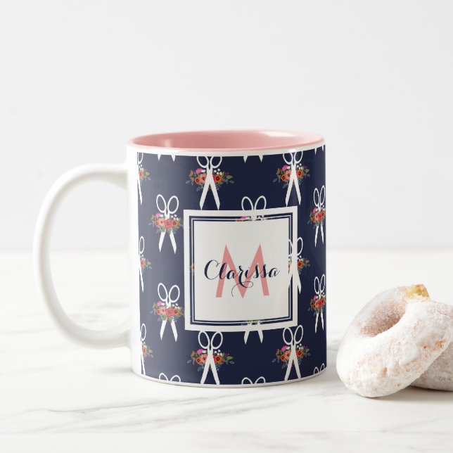 Blumenschere - Navy Blue & Pink Monogram Zweifarbige Tasse (Mit Donut)