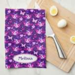 Blumenschmetterlinge Herzen lila rosa individuelle Geschirrtuch<br><div class="desc">Niedliches hübsches personalisiertes Küchenhandtuch mit Blumen. Origineller Schmetterling,  Herz und Blume gemustert auf einem dunklen lila Hintergrund. Passen Sie den Namen Ihrer Wahl an. Beispiel liest Melissa. Dieses Originalmuster wurde von Sarah Trett für www.mylittleeden.com entworfen</div>