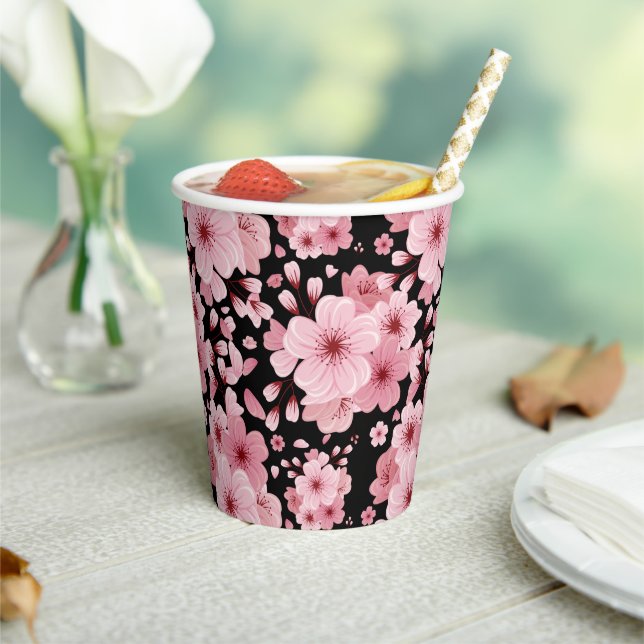 Blumenschwarzer Hintergrund Cherry Blossom Design Pappbecher (In Situ)