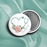 Blumenstethoskop Herz Medizin Krankenpflege Button<br><div class="desc">Moderner Blumenstethoskop Herzschrittmacher, Krankenschwester oder Doktor-Knopf mit Ihrem Namen, mit einem modernen, türkisfarbenen, aquamarinen Stethoskop, das wie ein Herz geformt ist und von hübschen, femininen Blumen in Rosa, Beige, Creme und Weissgrün umgeben ist. Perfekt zum Sprichwort danke an die Ärzte beruflich, die Ihnen oder Ihren Lieben durch harte Zeiten geholfen...</div>