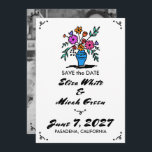 Blumenvase Rustikales Whimsisches Niedliches Sketc Save The Date<br><div class="desc">Perfekte niedliche Karte für einen Spaß Save the Date! Handgemachte Kunst für Sie! Vollständig anpassbar! Klicken Sie auf "Personalisieren" oben, um den Text zu bearbeiten und Ihr Foto auf der Rückseite hinzuzufügen. Klicken Sie auf "Bearbeiten mit dem Design-Tool", um die Schriftart, Farben und Platzierungen anzupassen und das Foto und/oder die...</div>