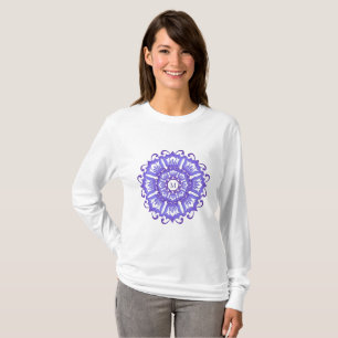 Blumenviolett Mandala.Monogrammm. T-Shirt