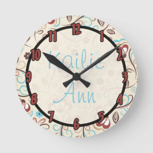 Blumenzauber mit personalisiertem Namen Runde Wanduhr