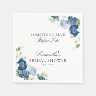 Blumiger Staubblauer Hochzeitsbrause-Papier vor me Serviette