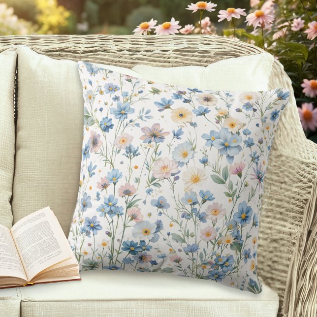 Blumiges botanisches Landhausgarten-Muster Kissen (An elegant garden throw pillow, decorated with rustic wildflowers in a watercolor style)