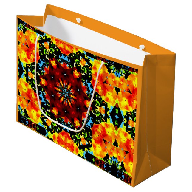 Blumiges Orange Große Geschenktüte (Vorderseite Schrägansicht)