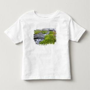 Blurry Fluss mit gelben weißen rosa Wildblumen Kleinkind T-shirt