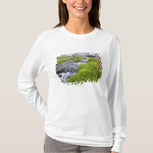 Blurry Fluss mit gelben weißen rosa Wildblumen T-Shirt