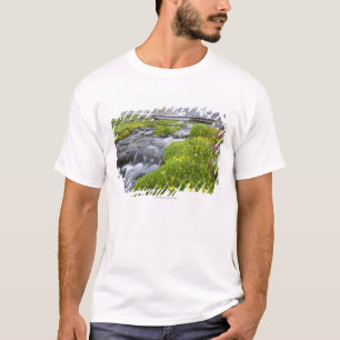 Blurry Fluss mit gelben weißen rosa Wildblumen T-Shirt