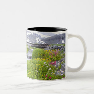 Blurry Fluss mit gelben weißen rosa Wildblumen Zweifarbige Tasse
