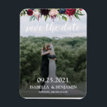 Blush Burgundy Navy Blue Floral Elegantes Foto Ger Magnet<br><div class="desc">Die Datums-Magnetkarte ist mit blauen, marineblauen und bordeauxfarbenen Blumen im Aquarellstil ausgestattet, die eleganten, rustikalen Stil schaffen. Die tiefen, reichen Bordeaux/Marsala-Farbtöne eignen sich perfekt für ein Hochzeitsthema im Herbst oder im Winter. Das Marineblau balanciert die Verbundenheit der rot-grünen Farbe und dieser ganze Look ist perfekt für Ihre Herbst- oder Winterhochzeit....</div>