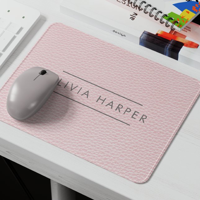 Blush Chic | Minimaler Lederschau Mousepad (Custom Monogram Faux Leather Texture Mousepad: Personalized Elegance for Your Workspace")