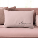 Blush Dusty Pink Girly Script Monogram Name Modern Lendenkissen<br><div class="desc">Blush Dusty Pink Monogram Fügen Sie Ihren eigenen Namen Lumbar Kissen. Das macht den perfekten 16 Geburtstag,  Hochzeit,  Brautparty,  Jubiläum,  Babydusche oder Junggeselinnen-Abschied Geschenk für jemanden,  der Lieben glamourösen Luxus und schicke Stile.</div>