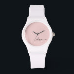 Blush Dusty Pink Modern Script Girl Monogram Name Armbanduhr<br><div class="desc">Blush Dusty Pink und White Simple Script Monogram Name Watch. Dies macht den perfekten Abschluss,  Geburtstag,  Hochzeit,  Brautparty,  Jubiläum,  Babydusche oder Junggeselinnen-Abschied Geschenk für jemanden,  die Lieben glamourösen Luxus und schicke Stile.</div>