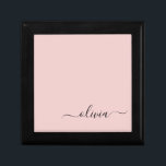 Blush Dusty Pink Modern Script Girl Monogram Name Erinnerungskiste<br><div class="desc">Blush Dusty Pink Simple Script Monogram Name Juwelry Keepake Box. Dies macht den perfekten Abschluss,  Geburtstag,  Hochzeit,  Brautparty,  Jubiläum,  Babydusche oder Junggeselinnen-Abschied Geschenk für jemanden,  die Lieben glamourösen Luxus und schicke Stile.</div>