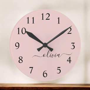 Blush Dusty Pink Modern Script Girl Monogram Name Runde Wanduhr