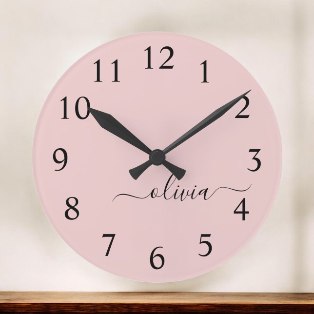 Blush Dusty Pink Modern Script Girl Monogram Name Runde Wanduhr (Von Creator hochgeladen)