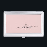 Blush Dusty Pink Modern Script Girl Monogram Name Visitenkarten Dose<br><div class="desc">Blush Dusty Pink Einfache Script Monogram Name Business Card Holder. Das macht den perfekten 16 Geburtstag,  Hochzeit,  Brautparty,  Jubiläum,  Babydusche oder Junggeselinnen-Abschied Geschenk für jemanden,  der Lieben glamourösen Luxus und schicke Stile.</div>