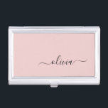 Blush Dusty Pink Modern Script Girl Monogram Name Visitenkarten Dose<br><div class="desc">Blush Dusty Pink Einfache Script Monogram Name Business Card Holder. Das macht den perfekten 16 Geburtstag,  Hochzeit,  Brautparty,  Jubiläum,  Babydusche oder Junggeselinnen-Abschied Geschenk für jemanden,  der Lieben glamourösen Luxus und schicke Stile.</div>
