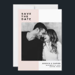 Blush-Farbblock mit modernem Typografie-Foto Save The Date<br><div class="desc">Blush Pink Farbblock mit moderner Typografie Foto Ankündigung Datum freihalten. Save the Date anpassbar mit moderner Typografie mit rot-weißem Blockhintergrund. Dieses moderne Save the Date ist perfekt für jedes Hochzeitsthema geeignet. Andere Farben sind verfügbar.</div>