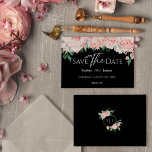 Blush Floral Black Wedding Flat Save the Date<br><div class="desc">Dieses blütenschwarze Hochzeitsflaech Save the Date mit einem schönen, eleganten, neutralen Hintergrund aus Schwarz oder Weiß mit schlichter moderner Typografie und eleganter Kalligrafie verleiht dem Set einen eleganten Ton für jeden Veranstaltungsstil. Jedes Produkt ist mit wunderschönen, rosa Rosen mit üppigen Rosen und pfirsichfarbenen und elfenbeinigen Hydrangeas, die mit üppigen Eukalyptus-...</div>