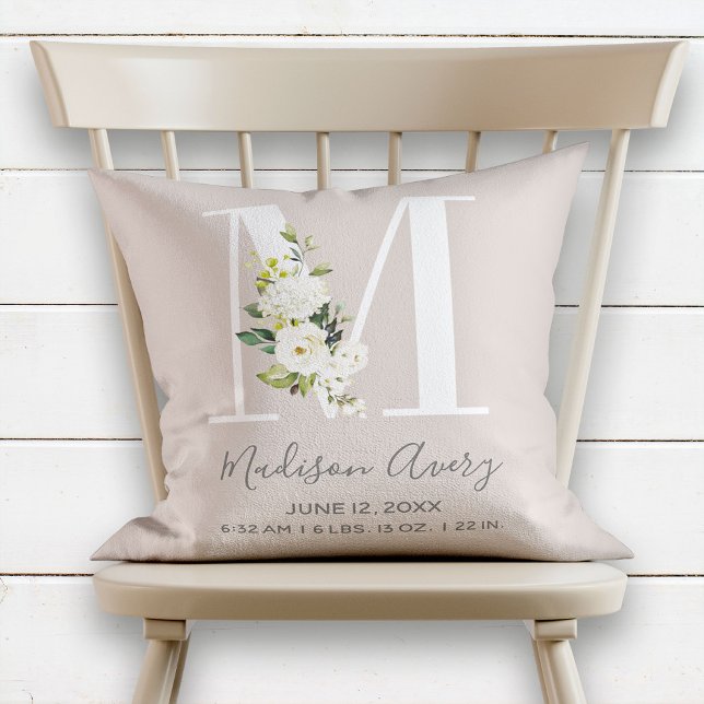 Blush Floral Letter M Monogram Baby Birth Stats Kissen (Von Creator hochgeladen)