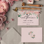 Blush Floral Pink Hochzeitsflasche Save the Date<br><div class="desc">Dieses blütenfarbene Hochzeitsflaech Save the Date mit einem schönen, schicken klassischen Hintergrund aus Pastellrosa und Marineblau mit schlichter moderner Typografie und eleganter Kalligraphie verleiht dem Set einen raffinierten Ton für jede Art von Veranstaltung. Jedes Produkt ist mit wunderschönen, rosa Rosen mit üppigen Rosen und pfirsichfarbenen und elfenbeinigen Hydrangeas, die mit...</div>